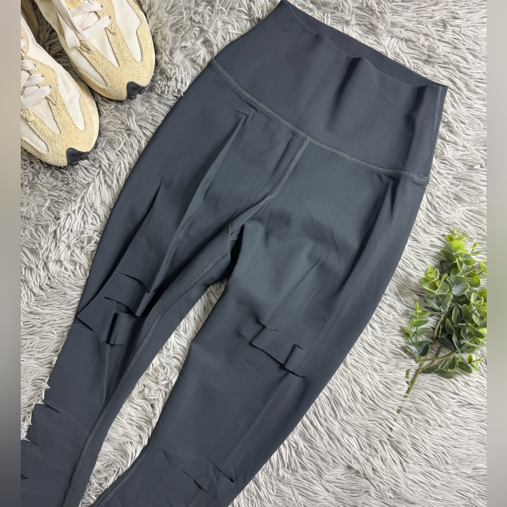 Alo High Waist Ripped Warrior Legging in anthracite gray size xxs